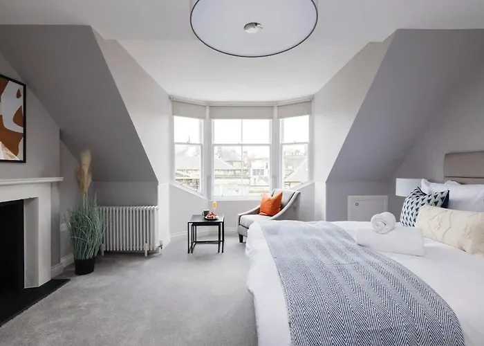 Dragon Suites - City Centre Castle View 1 Bed Apartment